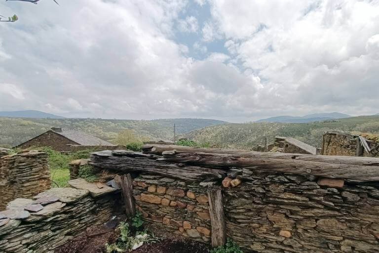 Pueblos de arquitectura negra de Guadalajara
