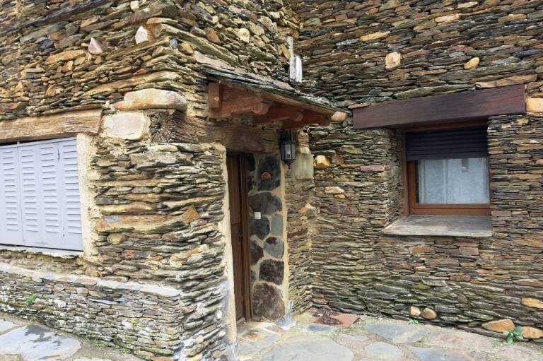 Pueblos de arquitectura negra de Guadalajara