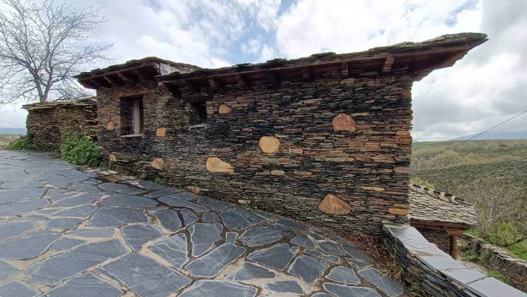 Pueblos de arquitectura negra de Guadalajara