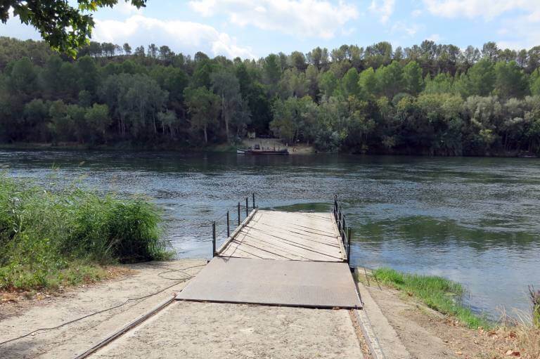 Paso de barcas de Miravet sobre el Ebro. Tarragona