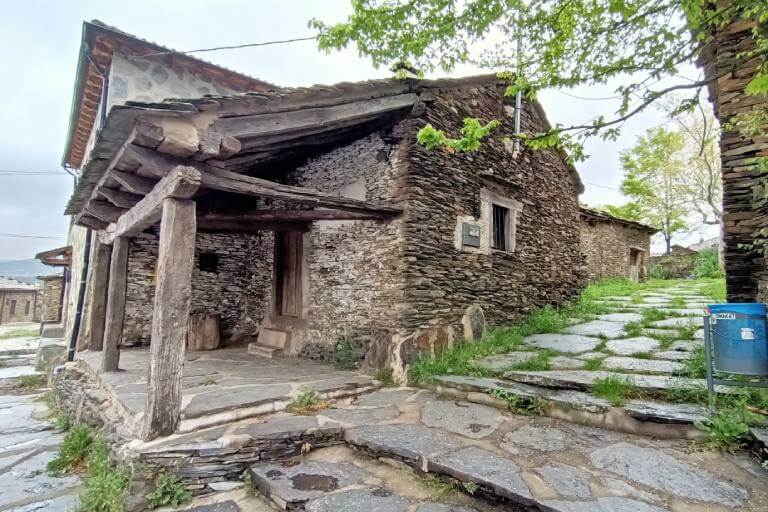 Pueblos de arquitectura negra de Guadalajara
