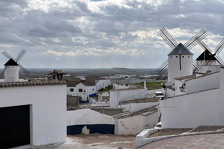 Molinos en Campo-de-Criptana-al-fondo-molinos-de-Alcazar-de-San-Juan