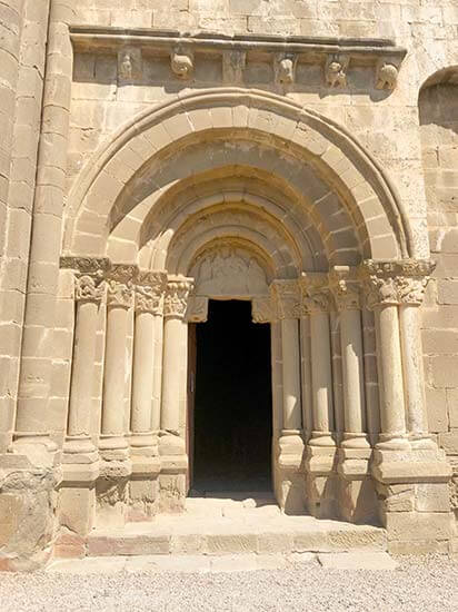 Portada de la Iglesia de Santiago de Agüero, Huesca