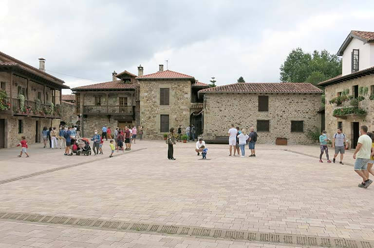 Plaza del Marqués de Valdecilla ,Lierganes, Cantabria