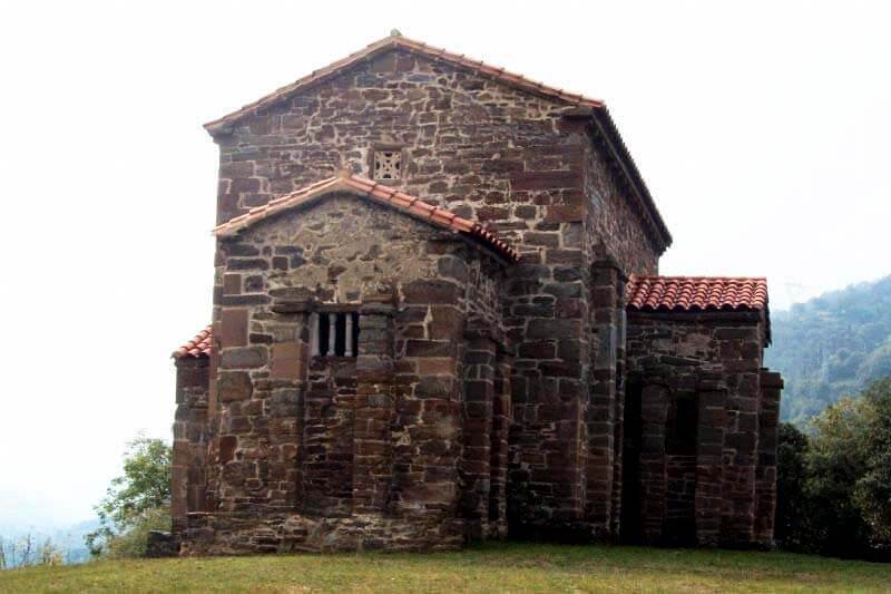 Iglesia de Santa María de Lena (Asturias) de estilo prerrománico asturiano
