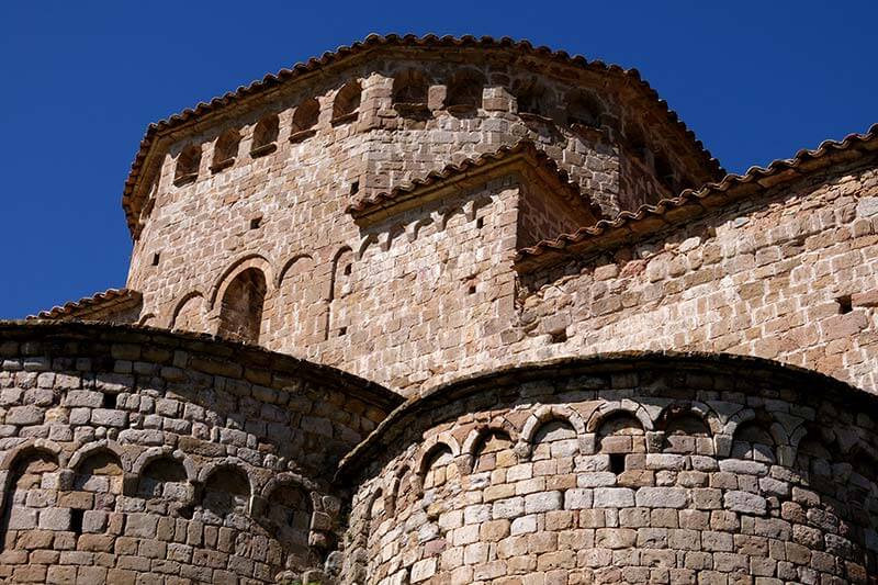 Absis i cimbori d’estil llombard de l’església del monestir canònic de Sant Jaume de Frontanyà (Barcelona)