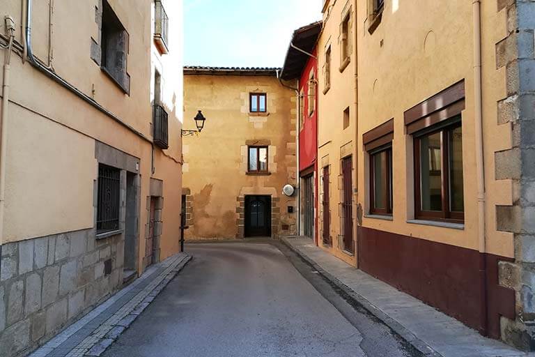 Carrer Viola, Sant Feliu de Pallerols, Girona