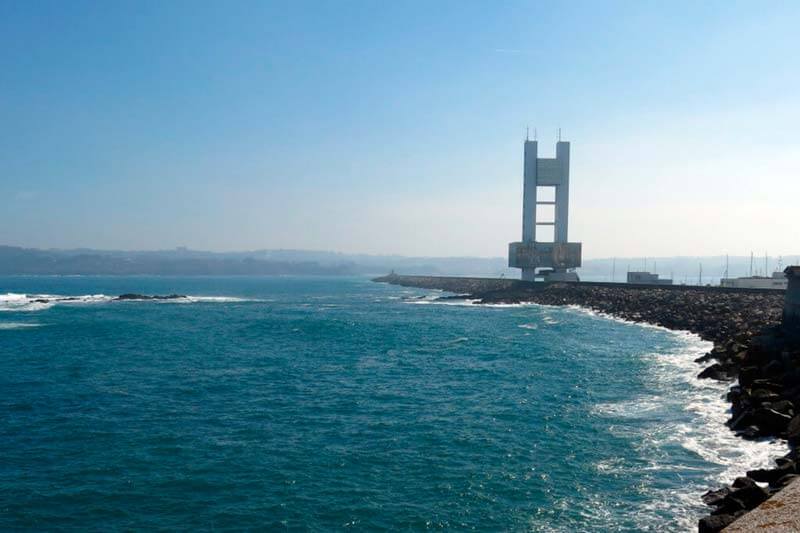 Dique de Abrigo y edificio de la Torre de control marítimo. A Coruña
