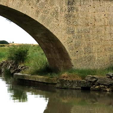 Canal de Castilla. andana de puente